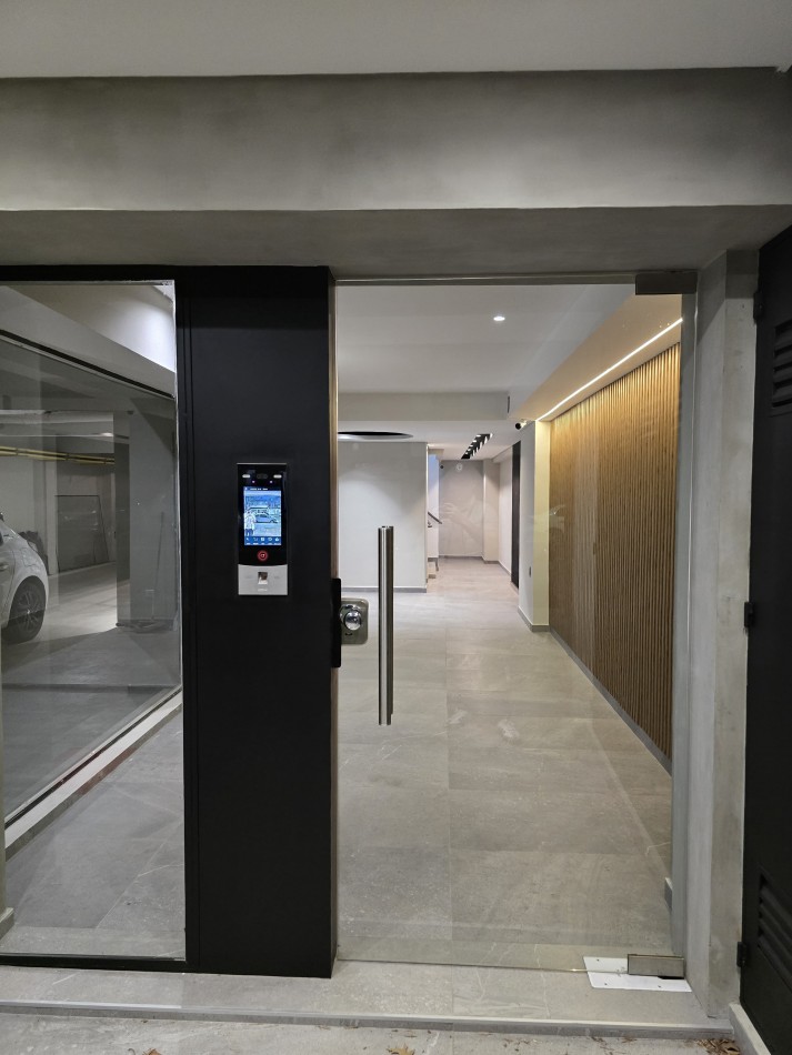 ALQUILER. Departamento de 3 Ambientes. VILLA URQUIZA. Al Frente a Estrenar con Toilette, Patio y Parrilla
