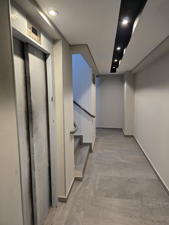 ALQUILER. Departamento de 3 Ambientes. VILLA URQUIZA. Al Frente a Estrenar con Toilette, Patio y Parrilla
