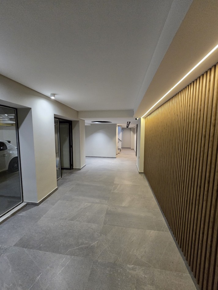 ALQUILER. Departamento de 3 Ambientes. VILLA URQUIZA. Al Frente a Estrenar con Toilette, Patio y Parrilla