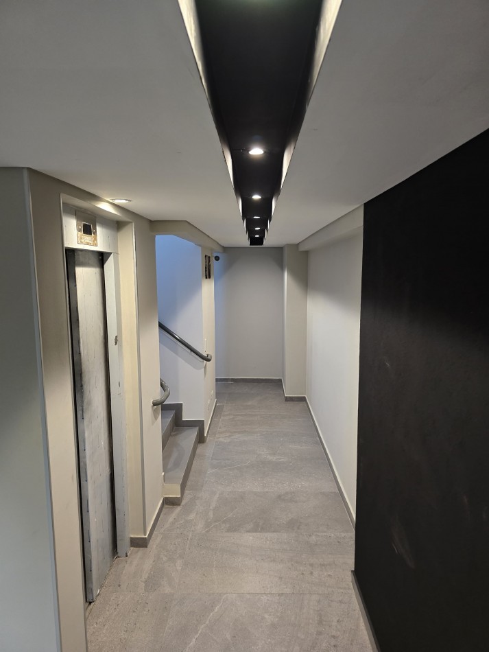 ALQUILER. Departamento de 3 Ambientes. VILLA URQUIZA. Al Frente a Estrenar con Toilette, Patio y Parrilla