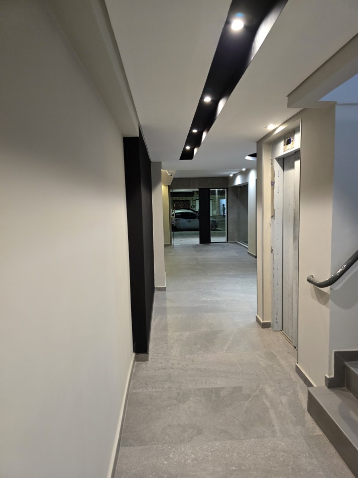 ALQUILER. Departamento de 3 Ambientes. VILLA URQUIZA. Al Frente a Estrenar con Toilette, Patio y Parrilla