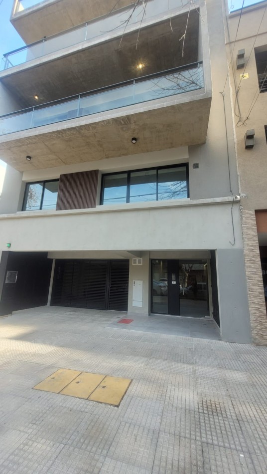 ALQUILER. Departamento de 3 Ambientes. VILLA URQUIZA. Al Frente a Estrenar con Toilette, Patio y Parrilla