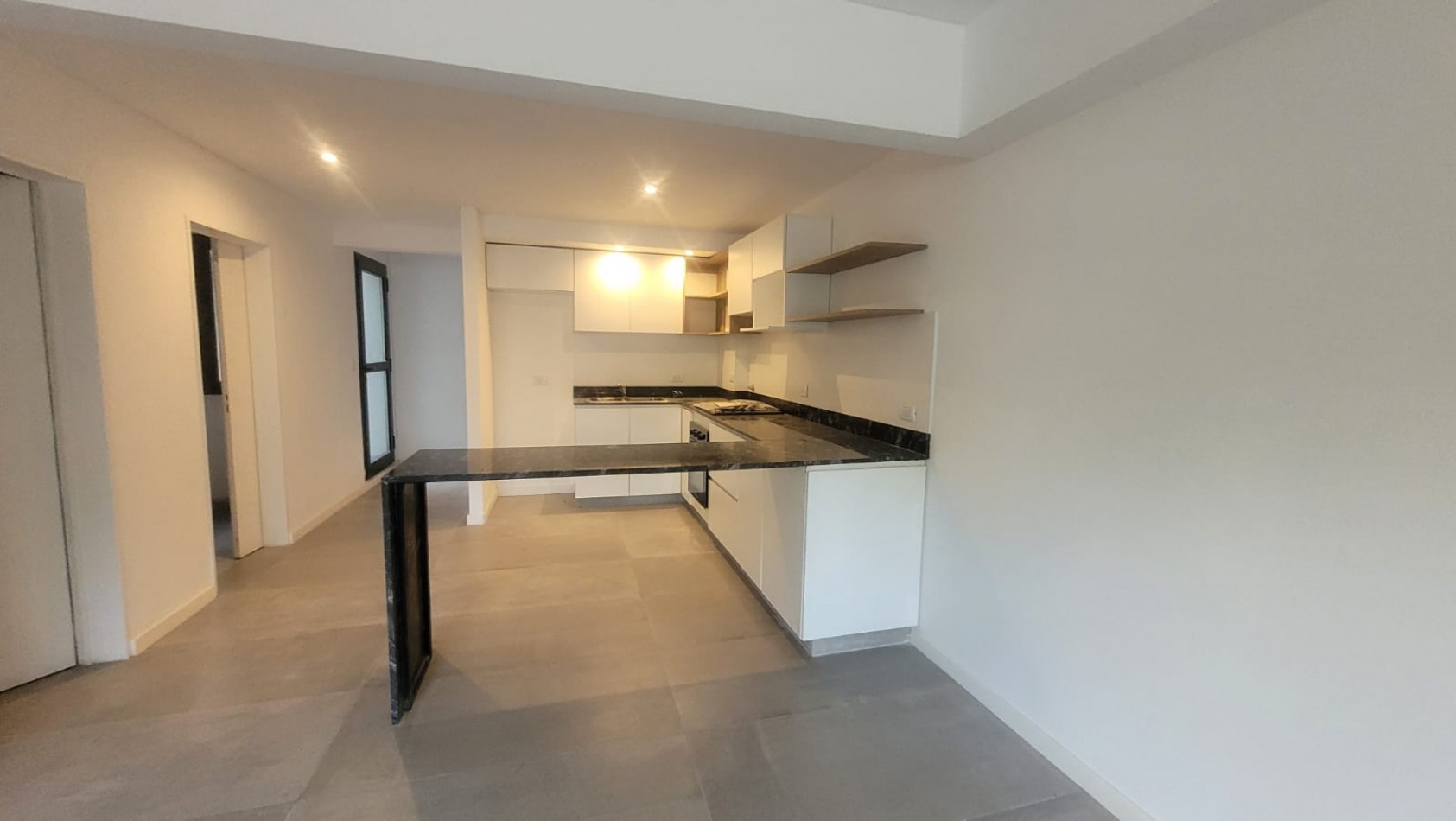 ALQUILER. Departamento de 3 Ambientes. VILLA URQUIZA. Al Frente a Estrenar con Toilette, Patio y Parrilla