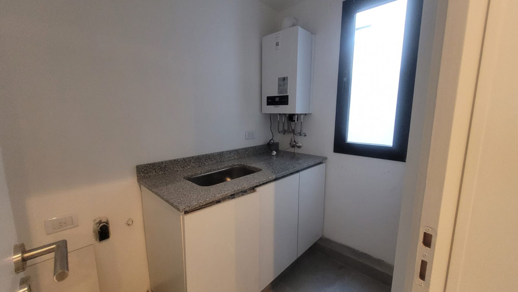 ALQUILER. Departamento de 3 Ambientes. VILLA URQUIZA. Al Frente a Estrenar con Toilette, Patio y Parrilla