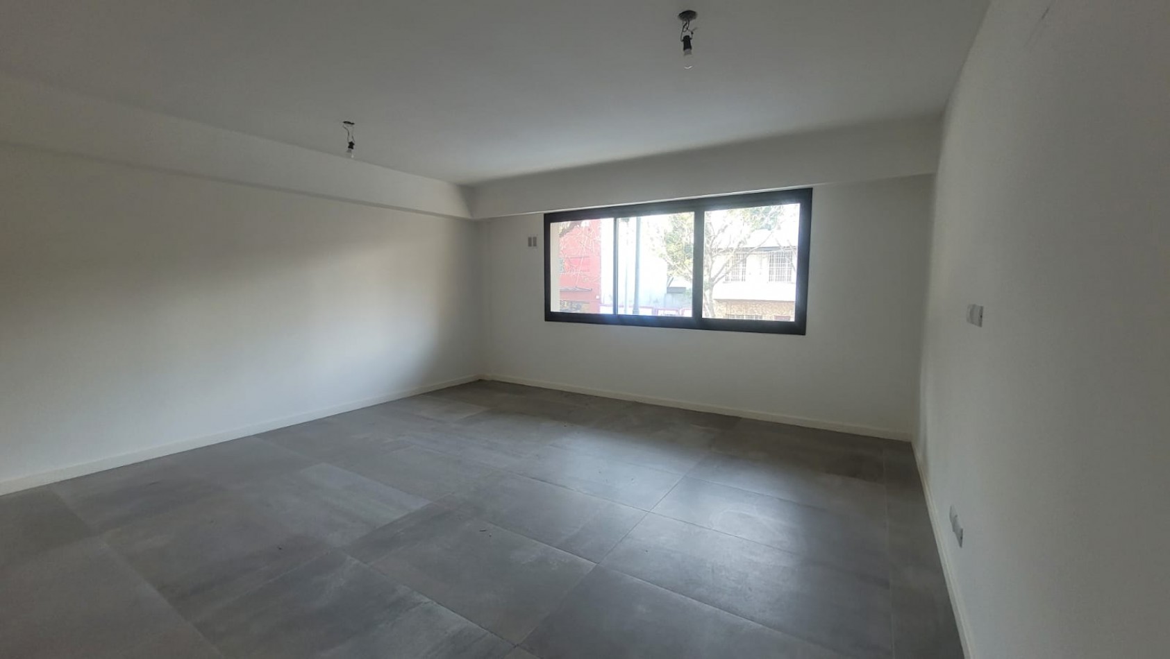 ALQUILER. Departamento de 3 Ambientes. VILLA URQUIZA. Al Frente a Estrenar con Toilette, Patio y Parrilla