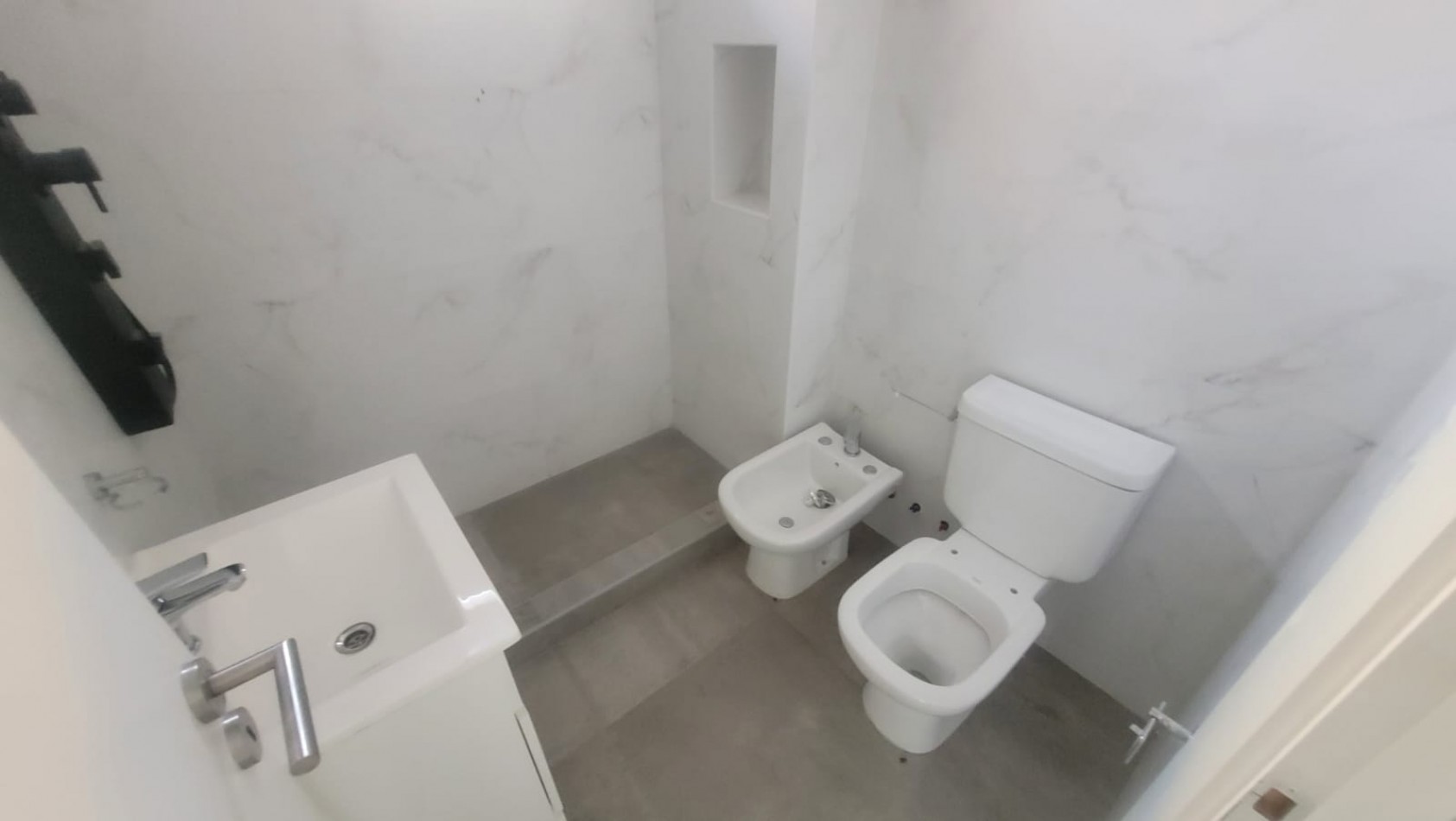 ALQUILER. Departamento de 3 Ambientes. VILLA URQUIZA. Al Frente a Estrenar con Toilette, Patio y Parrilla