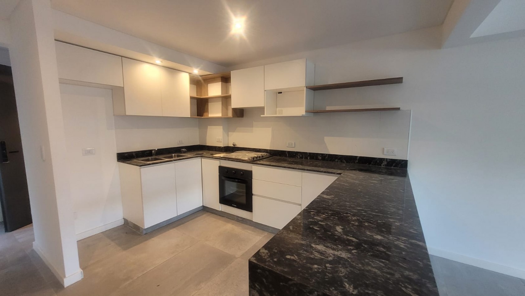 ALQUILER. Departamento de 3 Ambientes. VILLA URQUIZA. Al Frente a Estrenar con Toilette, Patio y Parrilla