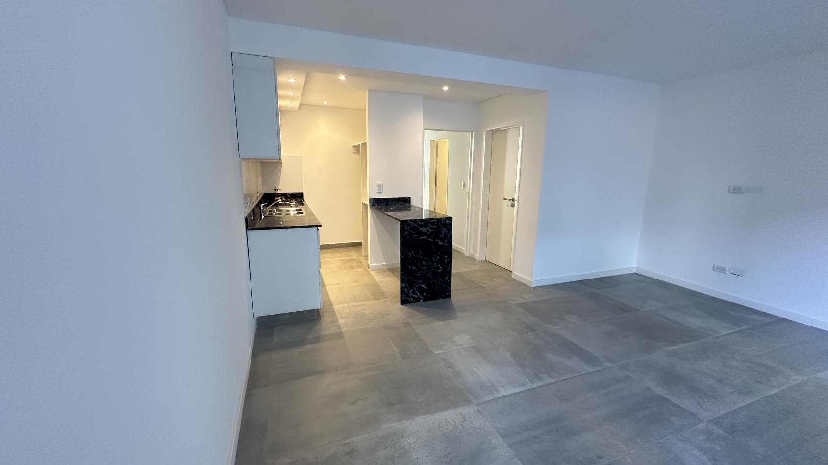 VENTA. Departamento 3 Ambientes a Estrenar con Toilette y Balcon Pequeño. VILLA URQUIZA