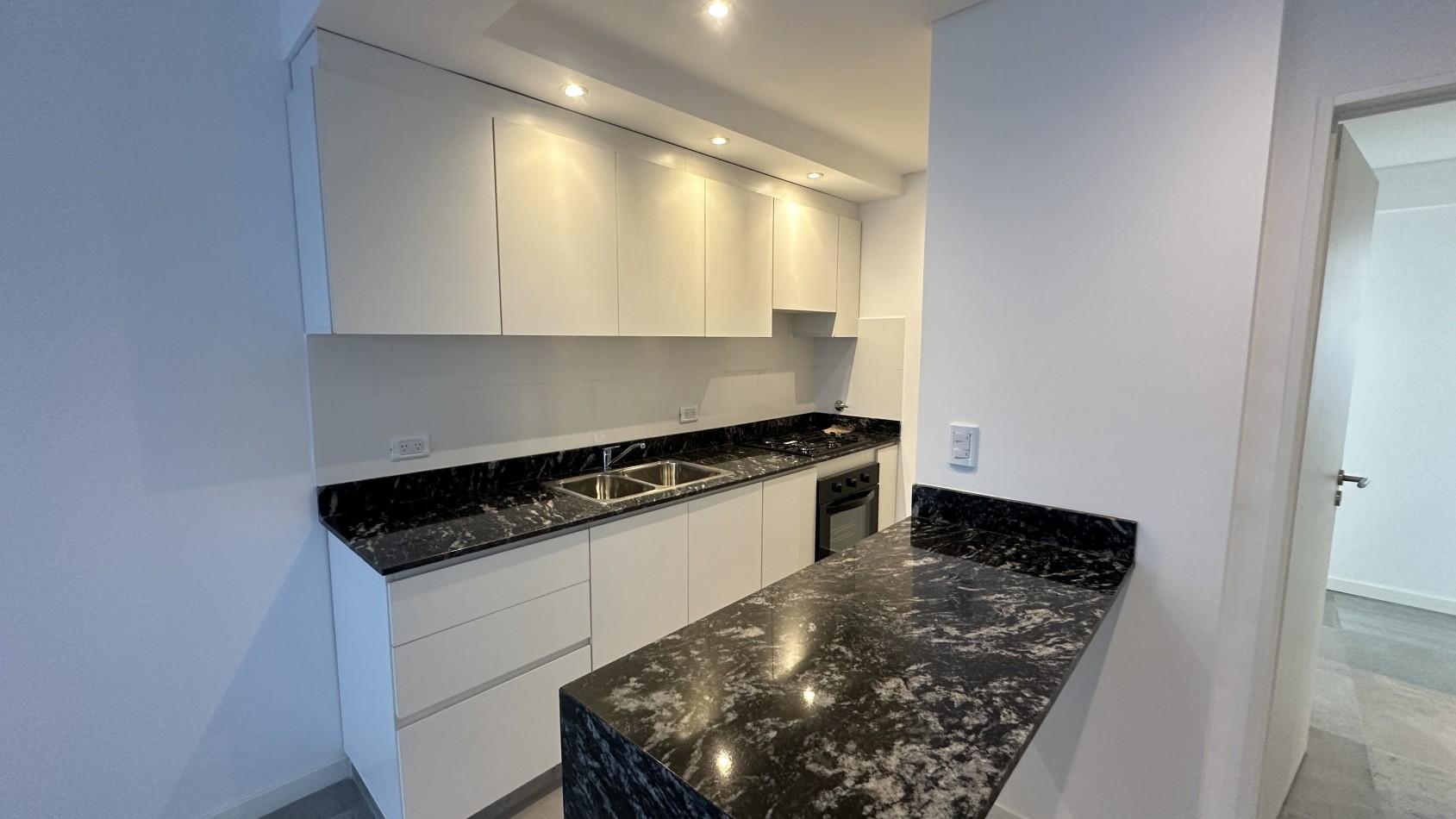 VENTA. Departamento 3 Ambientes a Estrenar con Toilette y Balcon Pequeño. VILLA URQUIZA