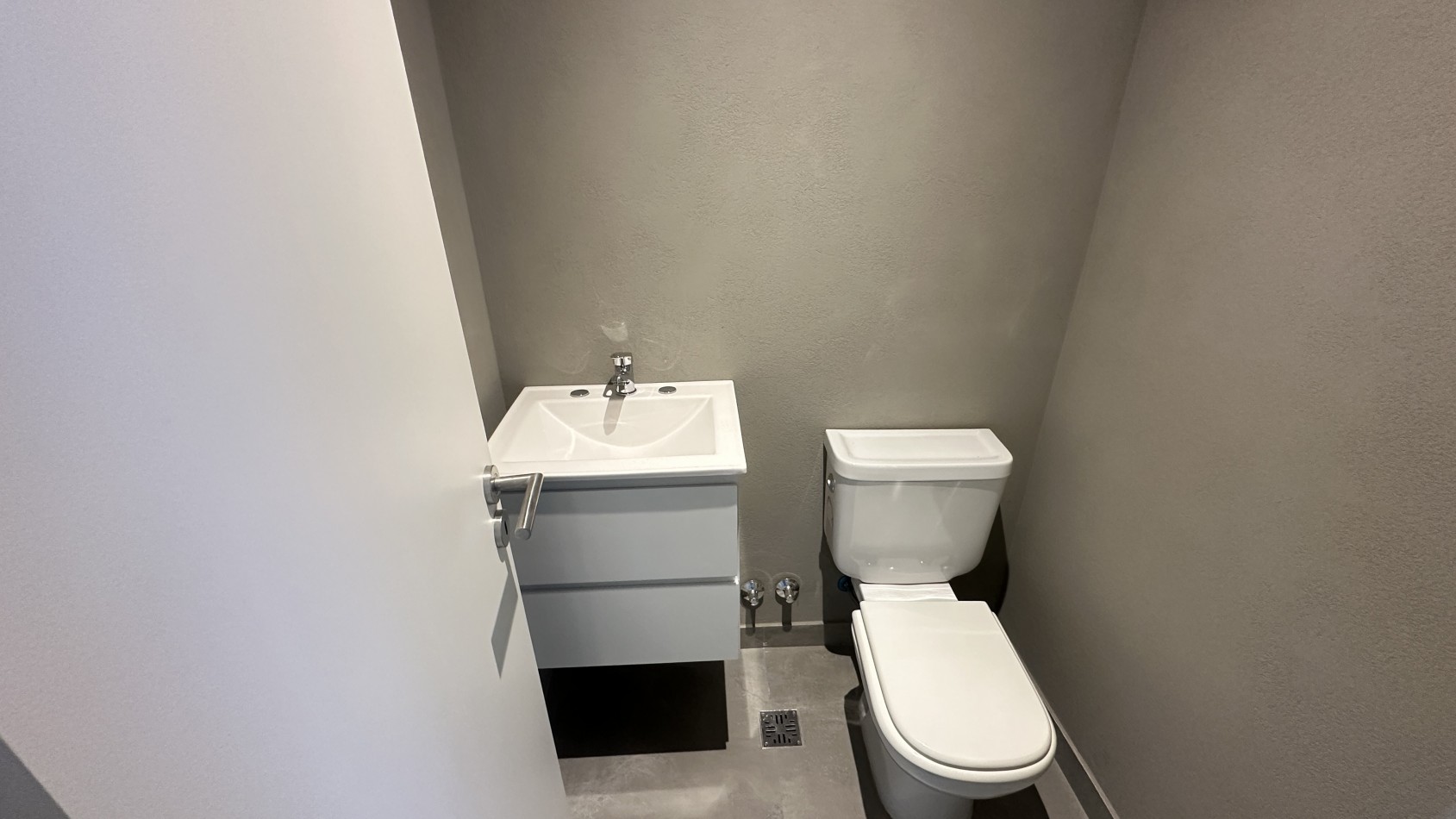 VENTA. Departamento 3 Ambientes a Estrenar con Toilette y Balcon Pequeño. VILLA URQUIZA