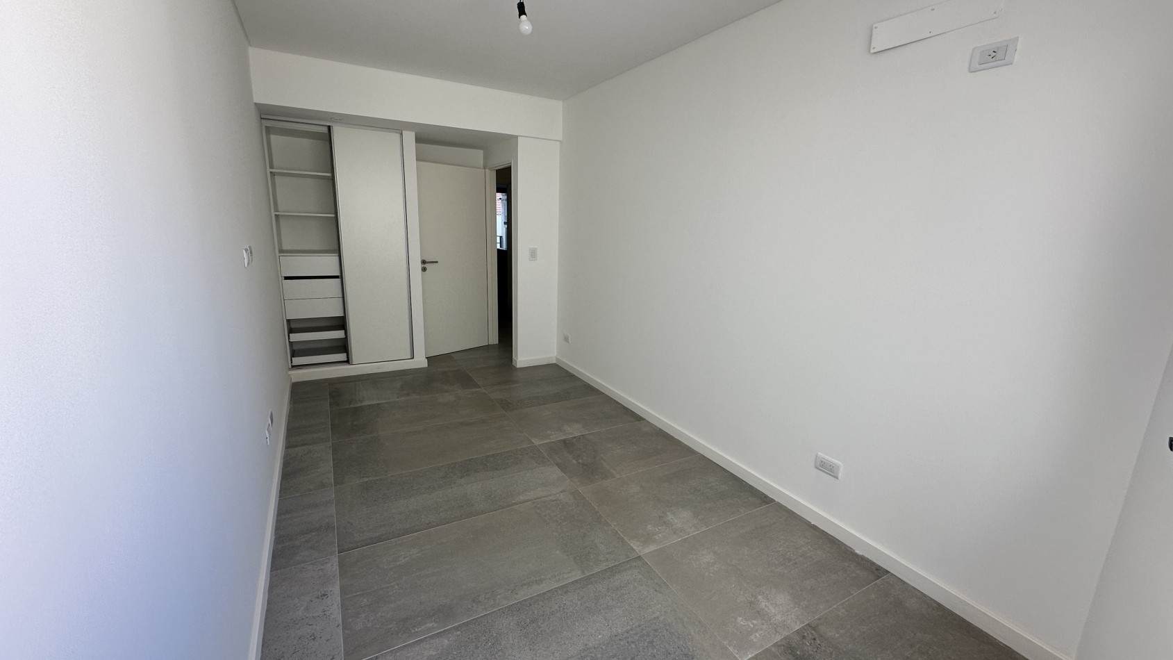 VENTA. Departamento 3 Ambientes a Estrenar con Toilette y Balcon Pequeño. VILLA URQUIZA