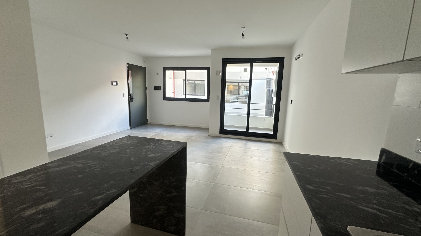 VENTA. Departamento 3 Ambientes a Estrenar con Toilette y Balcon Pequeño. VILLA URQUIZA