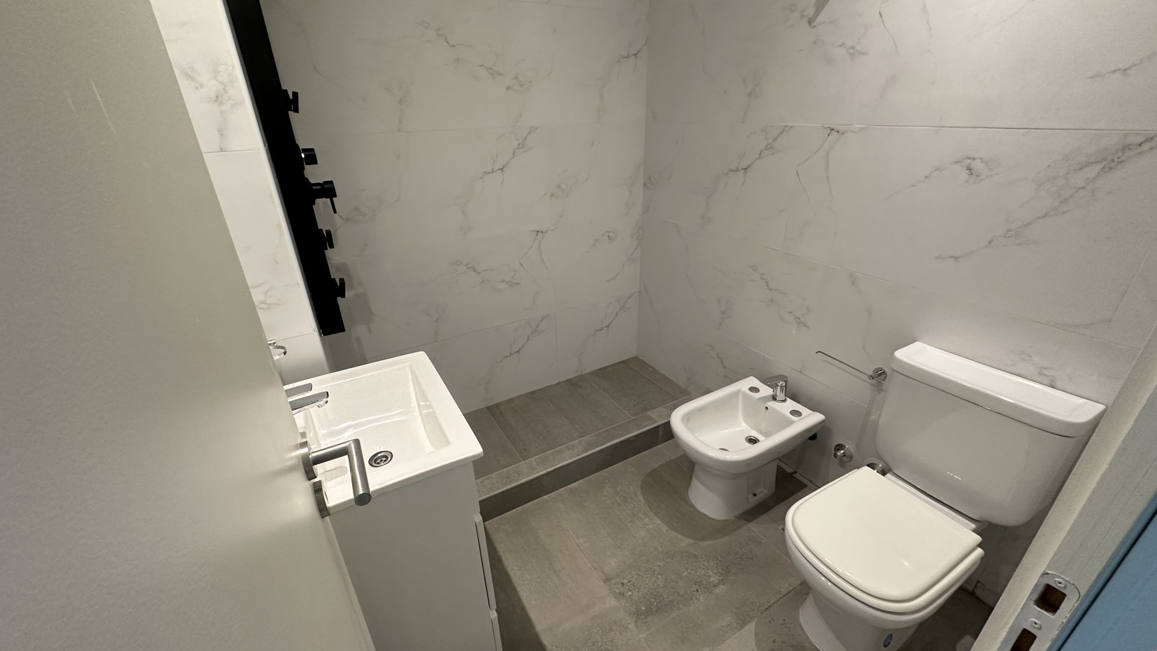 VENTA. Departamento 3 Ambientes a Estrenar con Toilette y Balcon Pequeño. VILLA URQUIZA