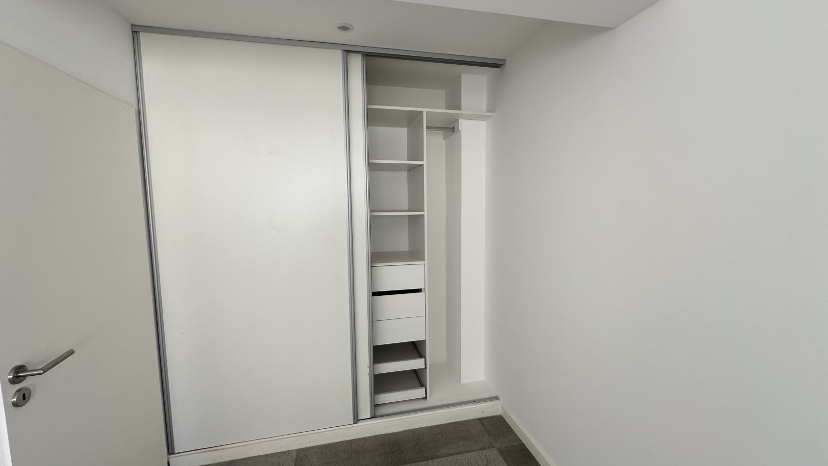 VENTA. Departamento 3 Ambientes a Estrenar con Toilette y Balcon Pequeño. VILLA URQUIZA