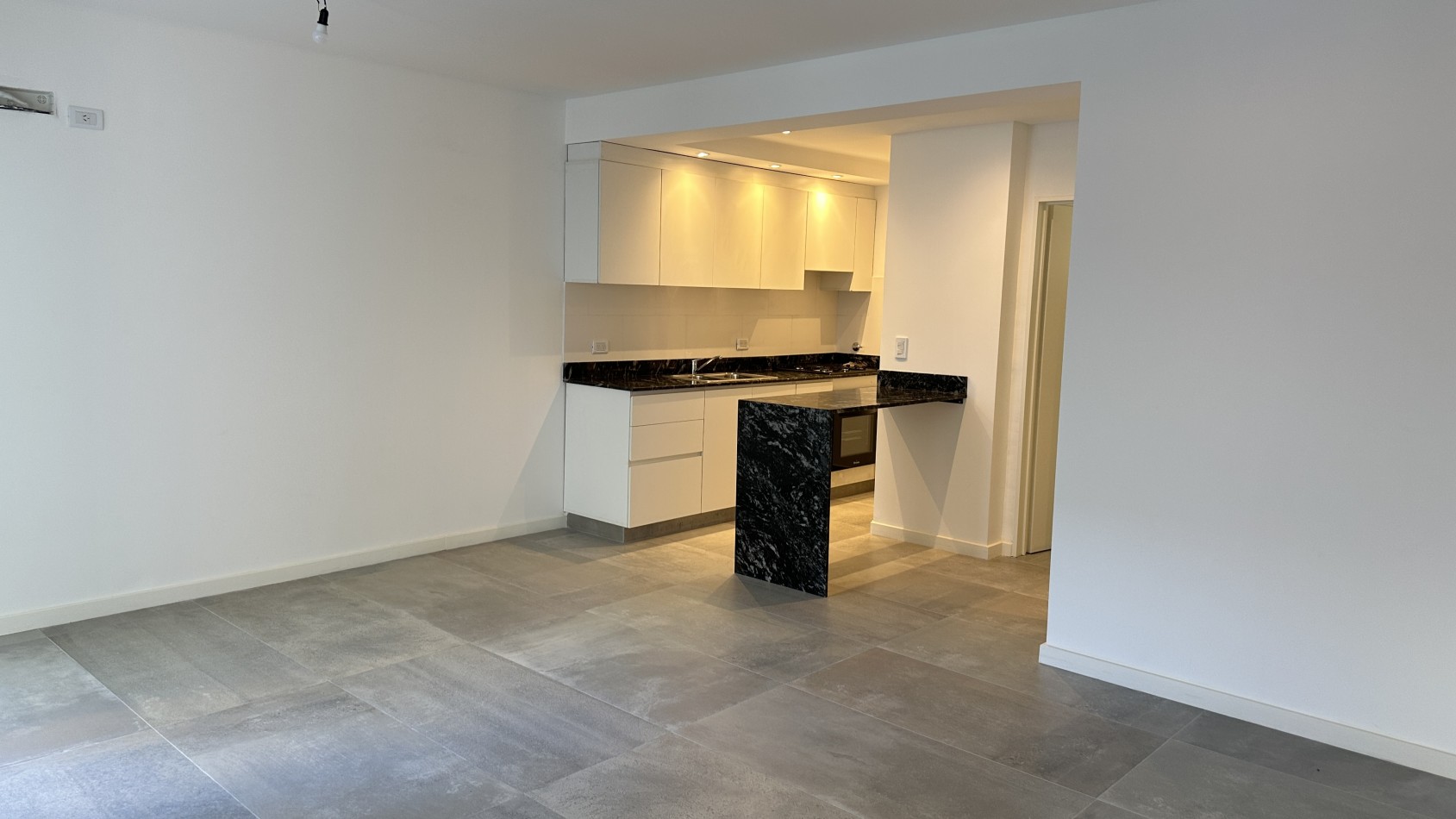 VENTA. Departamento 3 Ambientes a Estrenar con Toilette y Balcon Pequeño. VILLA URQUIZA