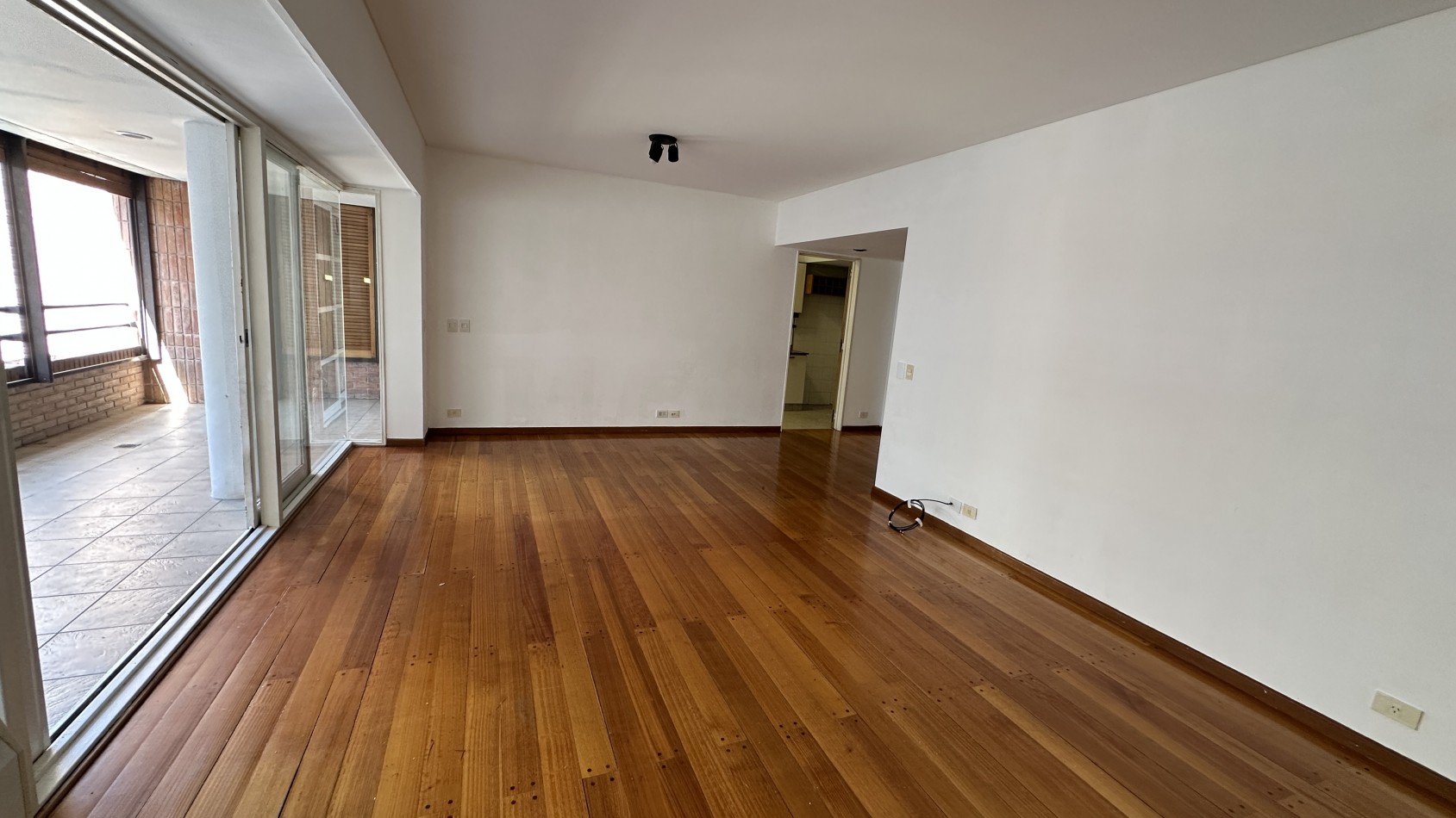 VENTA. Piso Unico 2 Dorm Y Dependencia de Servicio Cochera Fija Cubierta Baulera. BELGRANO