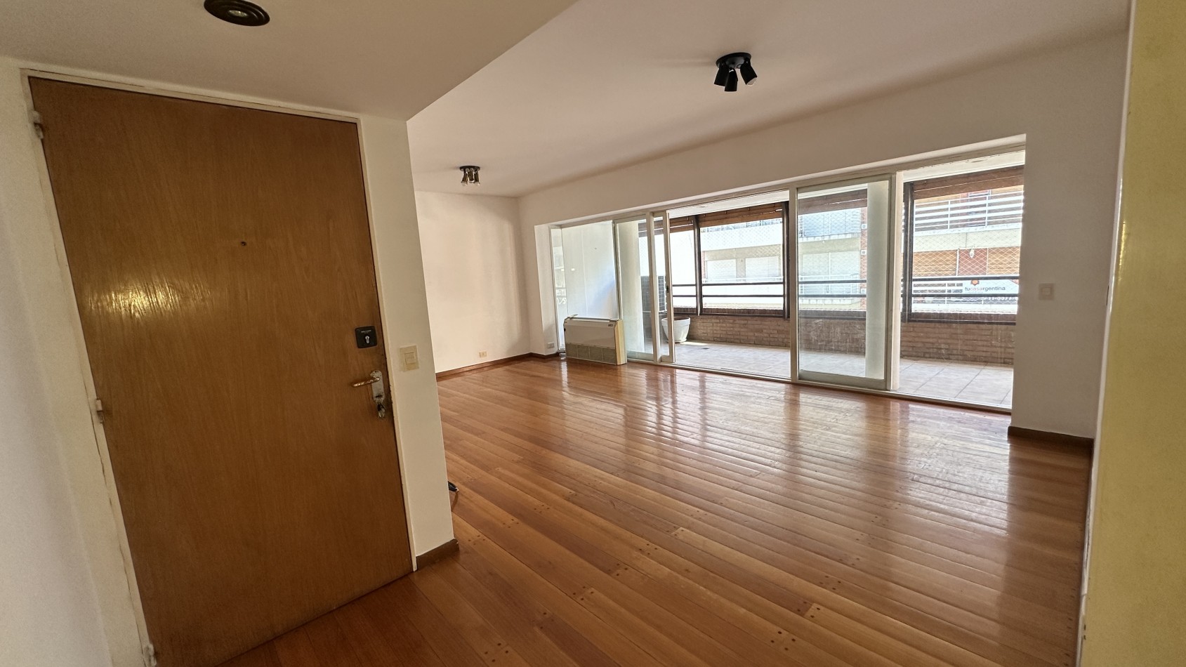 VENTA. Piso Unico 2 Dorm Y Dependencia de Servicio Cochera Fija Cubierta Baulera. BELGRANO