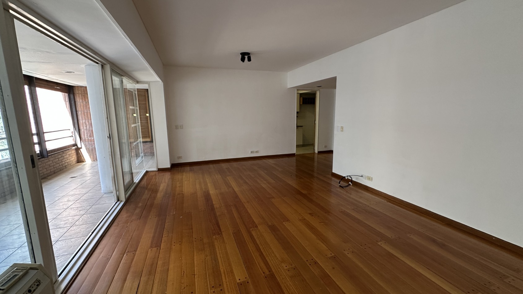 VENTA. Piso Unico 2 Dorm Y Dependencia de Servicio Cochera Fija Cubierta Baulera. BELGRANO