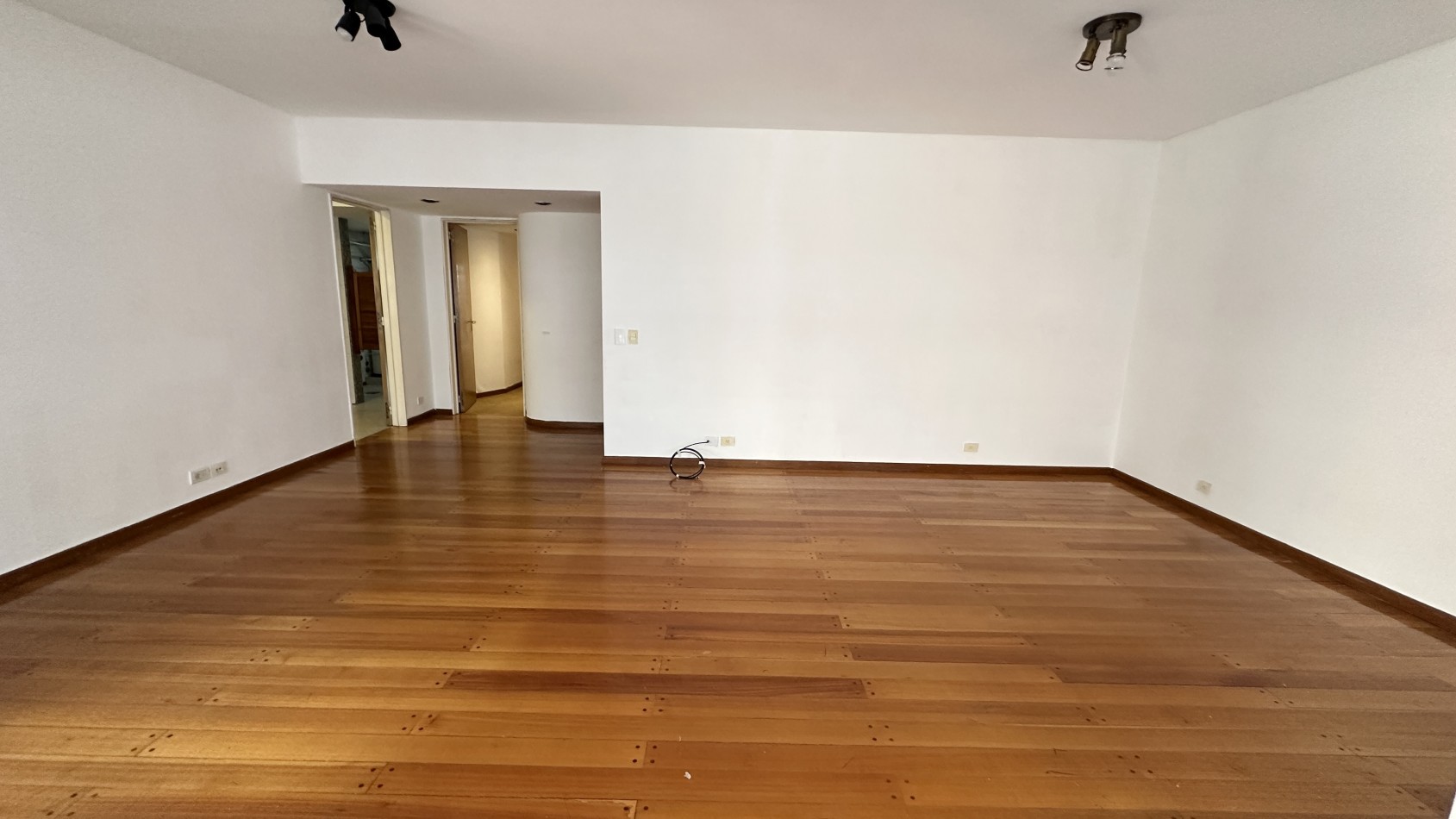 VENTA. Piso Unico 2 Dorm Y Dependencia de Servicio Cochera Fija Cubierta Baulera. BELGRANO