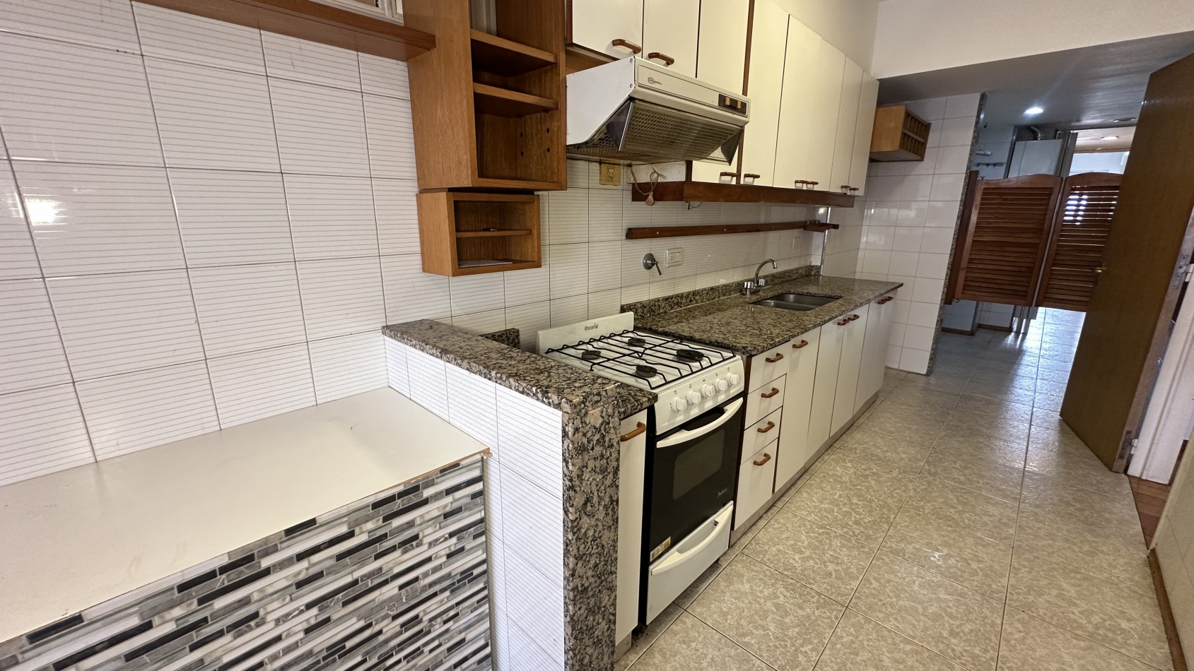 VENTA. Piso Unico 2 Dorm Y Dependencia de Servicio Cochera Fija Cubierta Baulera. BELGRANO