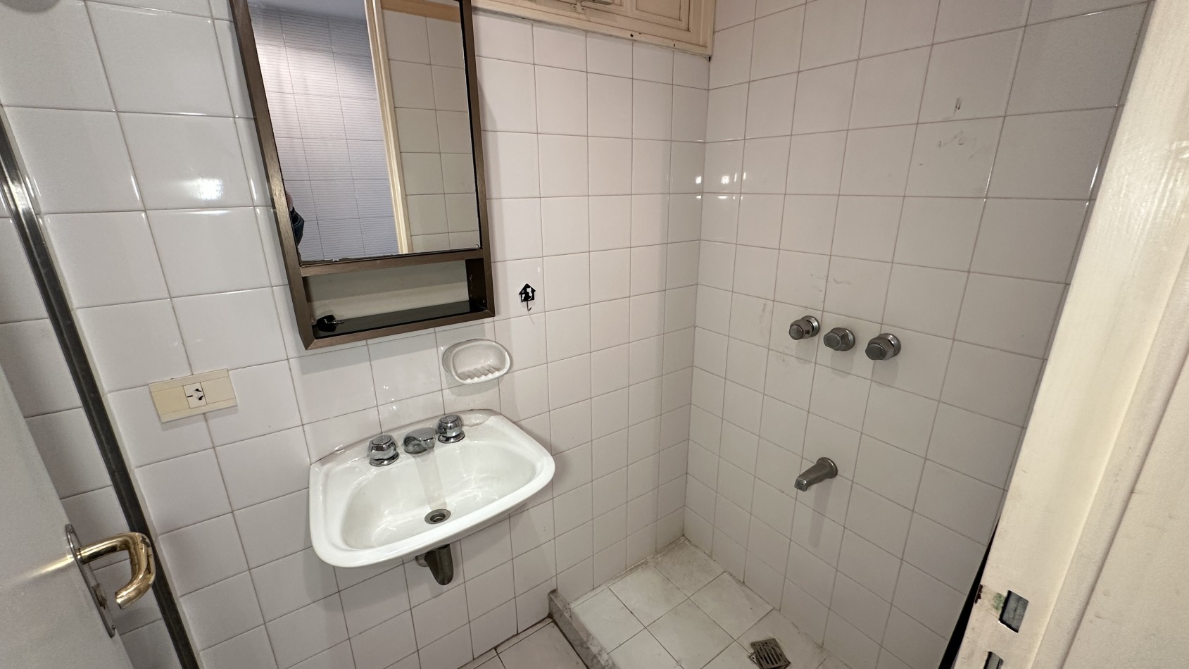 VENTA. Piso Unico 2 Dorm Y Dependencia de Servicio Cochera Fija Cubierta Baulera. BELGRANO