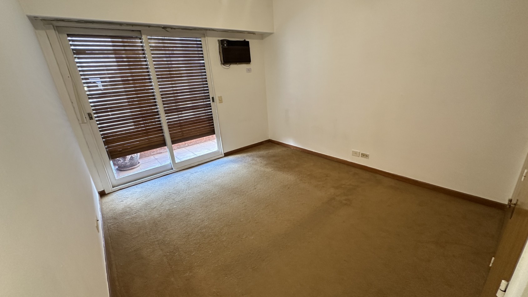 VENTA. Piso Unico 2 Dorm Y Dependencia de Servicio Cochera Fija Cubierta Baulera. BELGRANO