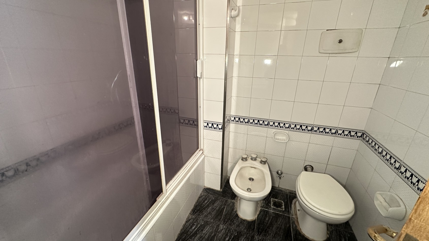 VENTA. Piso Unico 2 Dorm Y Dependencia de Servicio Cochera Fija Cubierta Baulera. BELGRANO