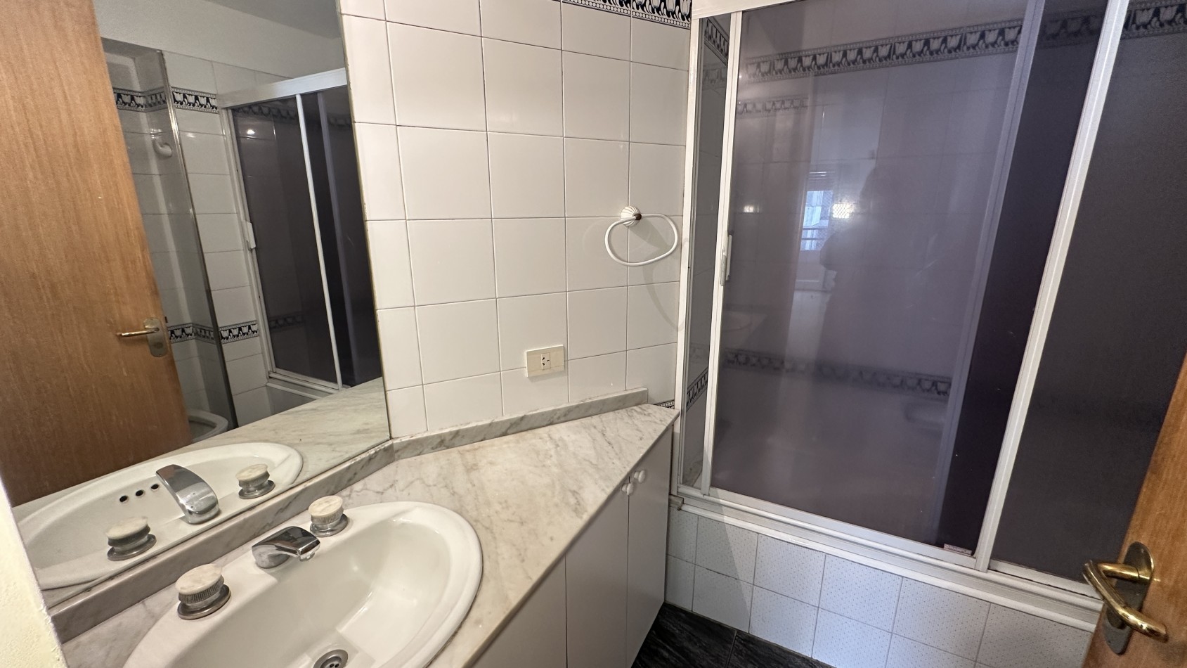 VENTA. Piso Unico 2 Dorm Y Dependencia de Servicio Cochera Fija Cubierta Baulera. BELGRANO