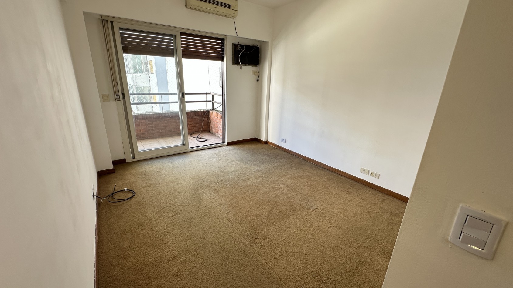 VENTA. Piso Unico 2 Dorm Y Dependencia de Servicio Cochera Fija Cubierta Baulera. BELGRANO