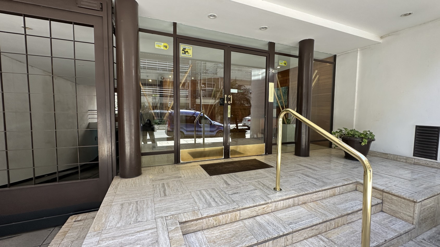 VENTA. Piso Unico 2 Dorm Y Dependencia de Servicio Cochera Fija Cubierta Baulera. BELGRANO