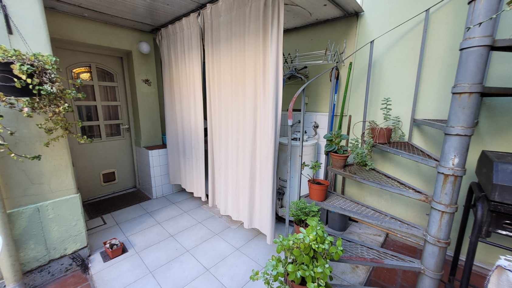 EN VENTA. PH 3 Ambientes tipo duplex.  Cochera, Patios, Terraza y Pileta. SAAVEDRA