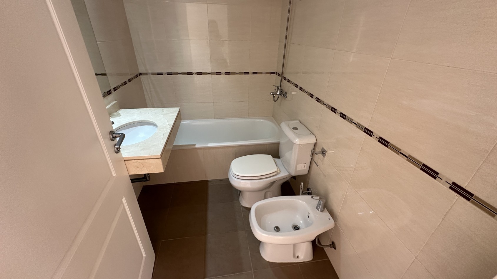 ALQUILER. Semipiso 2 Amb Toilette Cochera Fija Amenities. VILLA URQUIZA
