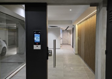 ALQUILER. Departamento de 3 Ambientes. VILLA URQUIZA. Al Frente a Estrenar con Toilette, Patio y Parrilla